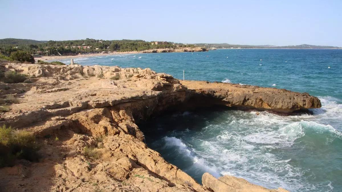 Imagen de la zona de rocas de la Cova del Gos, junto a la playa de lArrabassada, desde donde saltaban los menores que han sufrido el accidente.