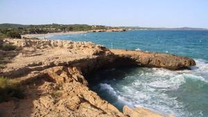 Imagen de la zona de rocas de la Cova del Gos, junto a la playa de lArrabassada, desde donde saltaban los menores que han sufrido el accidente.