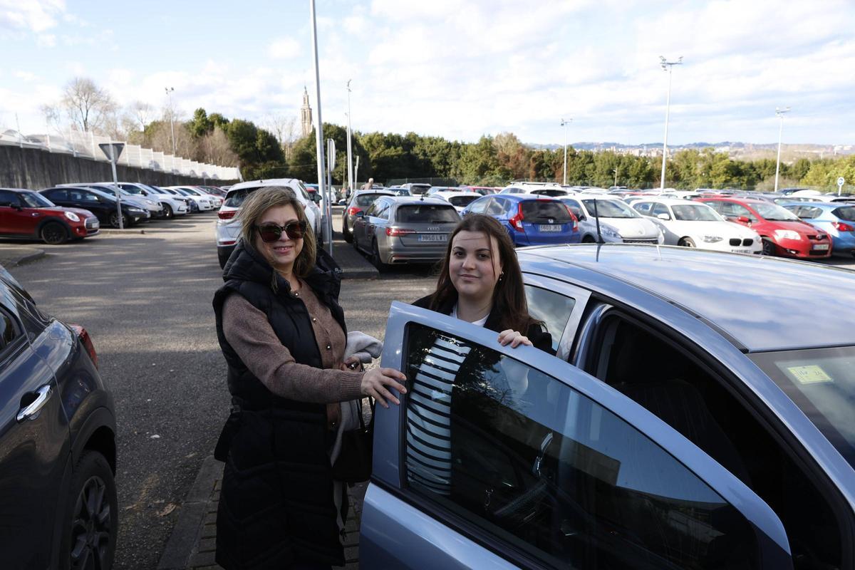 Así es la misión imposible de aparcar un día en el Hospital de Cabueñes de Gijón