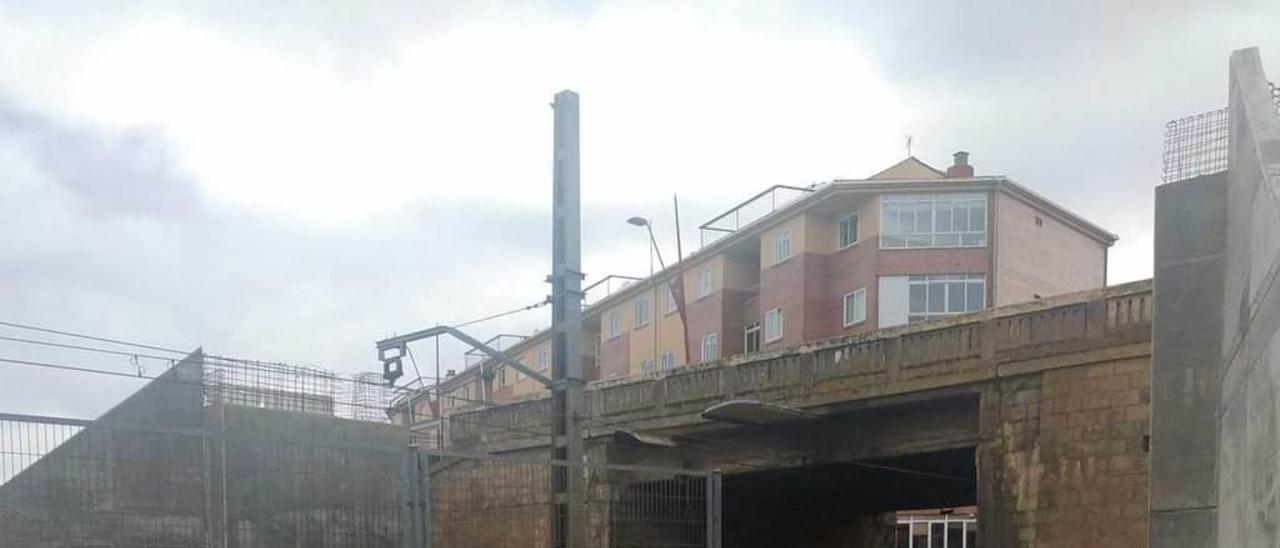 El puente de Trobajo, en San Andrés del Rabanedo (León), bajo el que debe avanzar el AVE a Asturias.