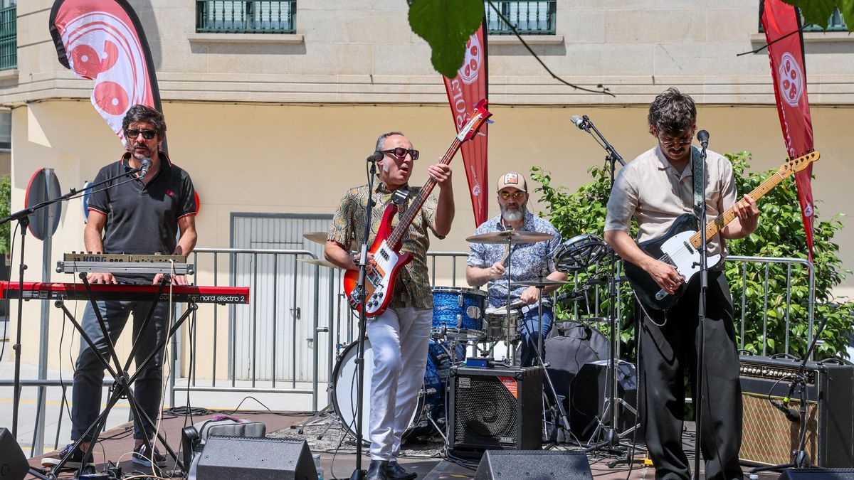 Concierto de Espiño Band al paso del Ágora Vermú por Os Duráns.