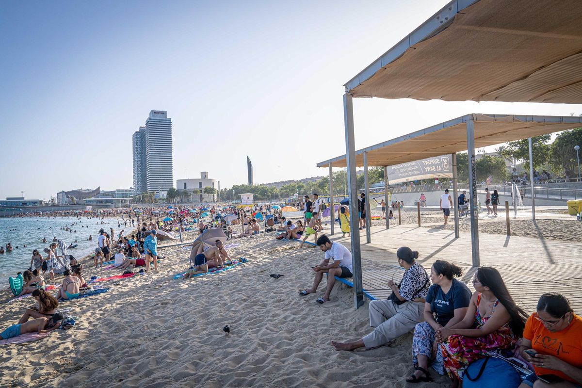 Barcelona recupera el ritmo normal en sus playas después de la verbena de Sant Joan