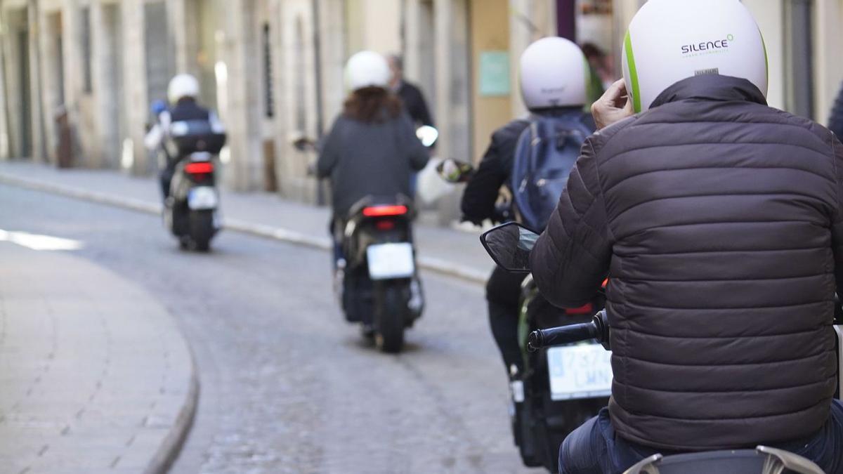 Quatre motos circulant pel centre de  Girona.  | MARC MARTI