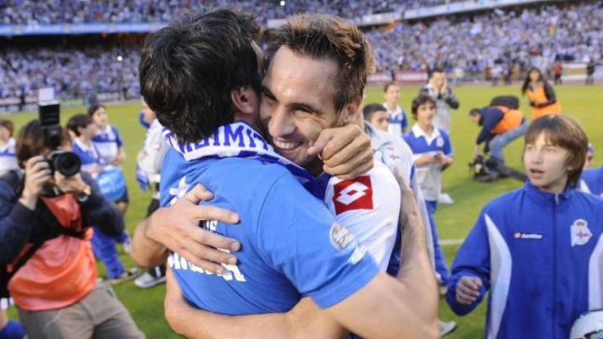 Borja y Valerón se abrazan tras la consecución del ascenso en el encuentro ante el Huesca. / carlos pardellas