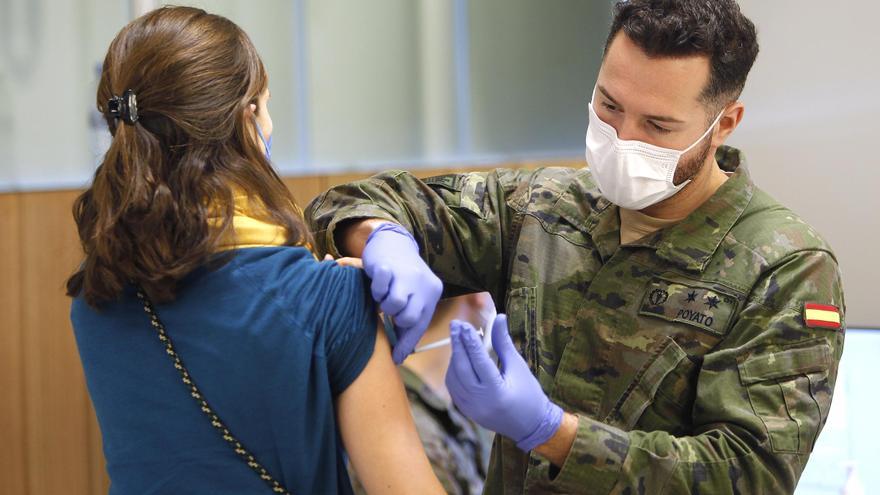 Un militar de las Fuerzas Armadas vacuna a una mujer en Palma.