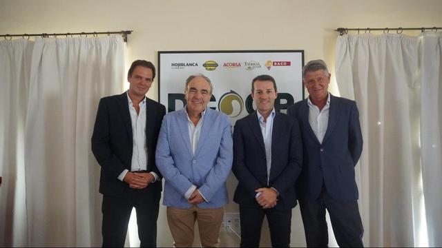 Antonio Luque, presidente de Dcoop y Rafael Sánchez de Puerta, director general de Dcoop en la firma del acuerdo, Imagen de archivo.