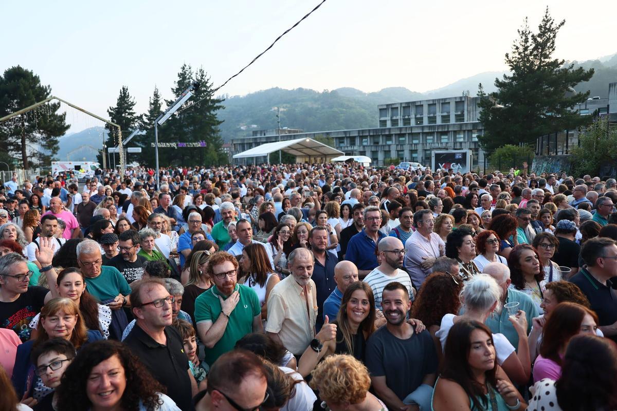 EN IMÁGENES: Concierto de Víctor Manuel por San Xuan en el Pozu Barreo