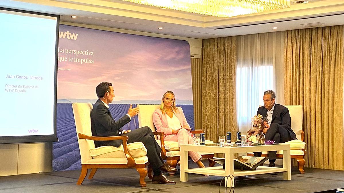 El periodista Manuel Molina, María Frontera y Juan Carlos Tárraga, director de Turismo de WTW España, en el hotel Gran Meliá Victoria.