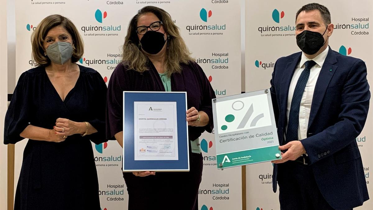 La delegada de Salud y Familias, María Jesús Botella; la directora gerente del hospital, Alexia Sánchez, y el director de la Agencia de Calidad Sanitaria de Andalucía, José Ignacio del Río Maza de Lizana.