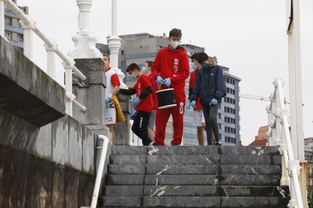 Recogida de plásticos en San Lorenzo (Gijón)