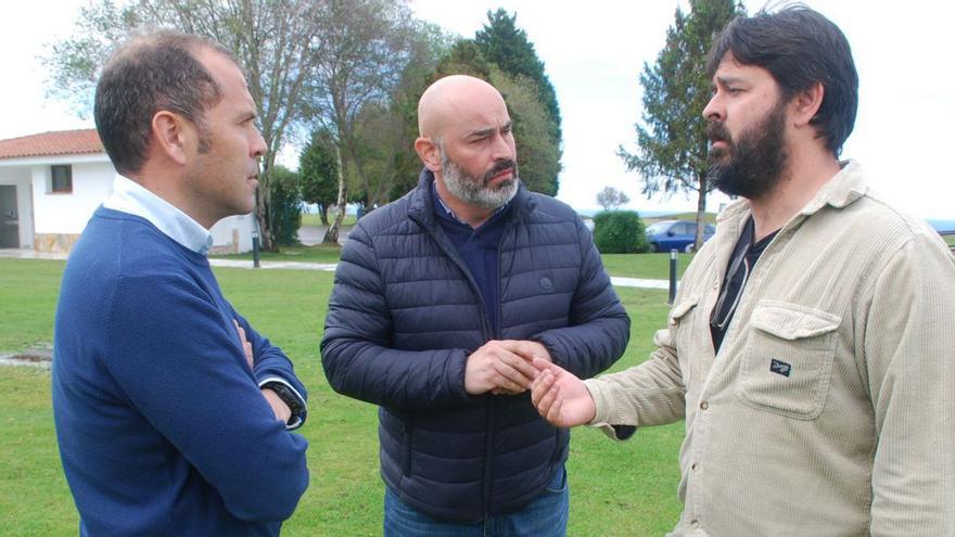 Por la izquierda, José Manuel González, Paulo García y Enrique Riestra, ayer, en el campo de golf de Llanes.