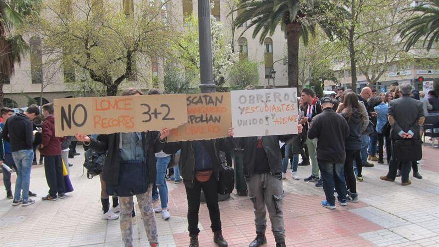 200 estudiantes participan en Cáceres en la manifestación contra la Lomce