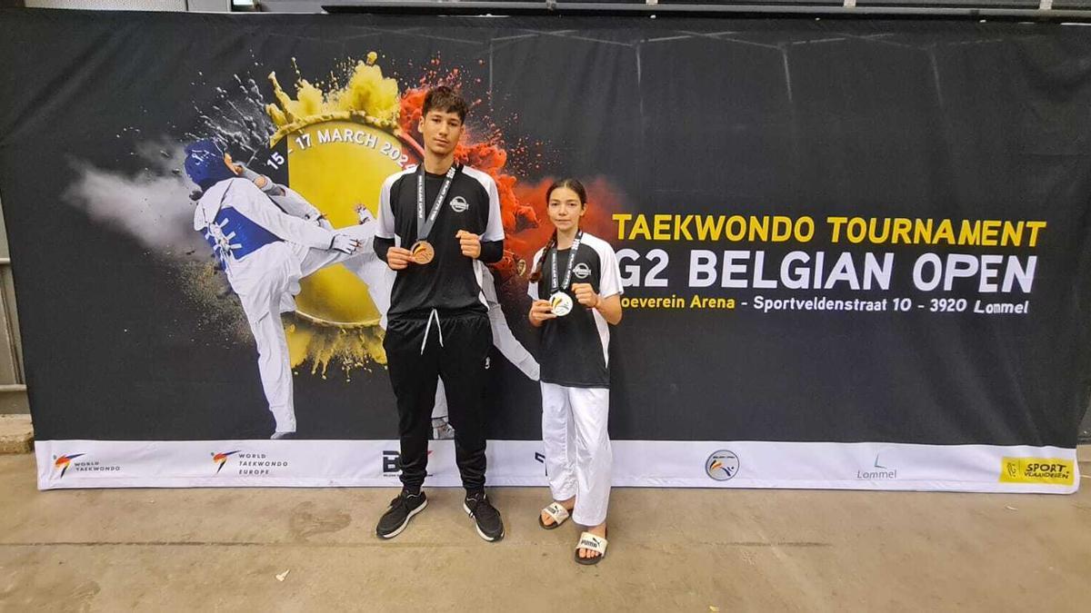 Saúl Acosta y Adriana Rodríguez, del Club Goduro, posan con sus medallas en el G2 Belgian Open de Taekwondo