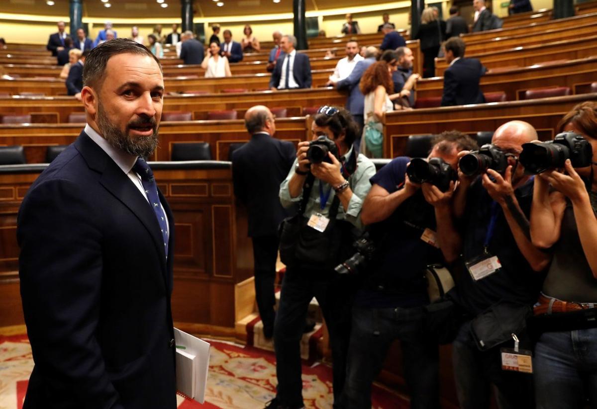 GR1048. MADRID, 22/07/2019.- El líder de Vox Santiago Abascal a su llegada al hemiciclo del Congreso en la primera jornada del debate de investidura, en la que el líder socialista español, Pedro Sánchez, afronta desde este lunes el debate que puede desembocar en su elección como presidente del primer Ejecutivo de coalición en la reciente historia de España, si cuaja el acuerdo de su partido (PSOE) con la coalición de izquierda Unidas Podemos (UP).- EFE/Ballesteros