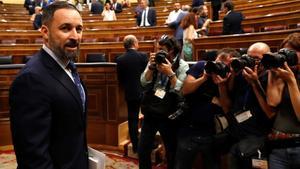 GR1048. MADRID, 22/07/2019.- El líder de Vox Santiago Abascal a su llegada al hemiciclo del Congreso en la primera jornada del debate de investidura, en la que el líder socialista español, Pedro Sánchez, afronta desde este lunes el debate que puede desembocar en su elección como presidente del primer Ejecutivo de coalición en la reciente historia de España, si cuaja el acuerdo de su partido (PSOE) con la coalición de izquierda Unidas Podemos (UP).- EFE/Ballesteros