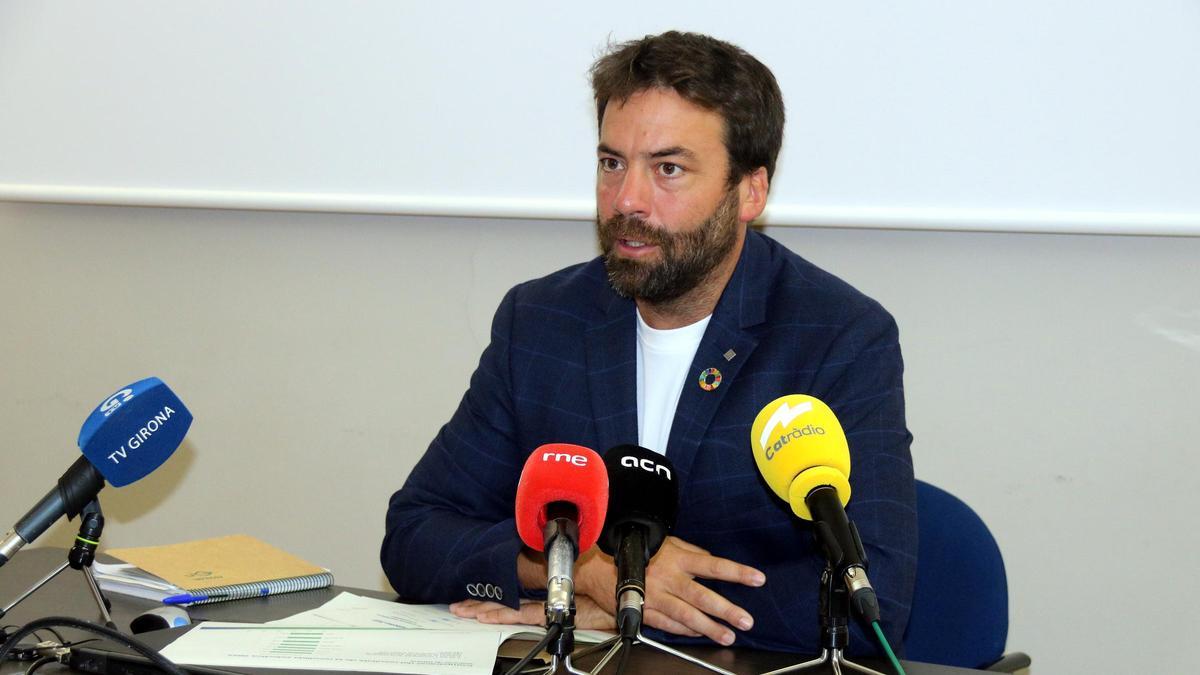 El director de l'Agència de Residus de Catalunya, Isaac Peraire, durant una roda de premsa a Girona