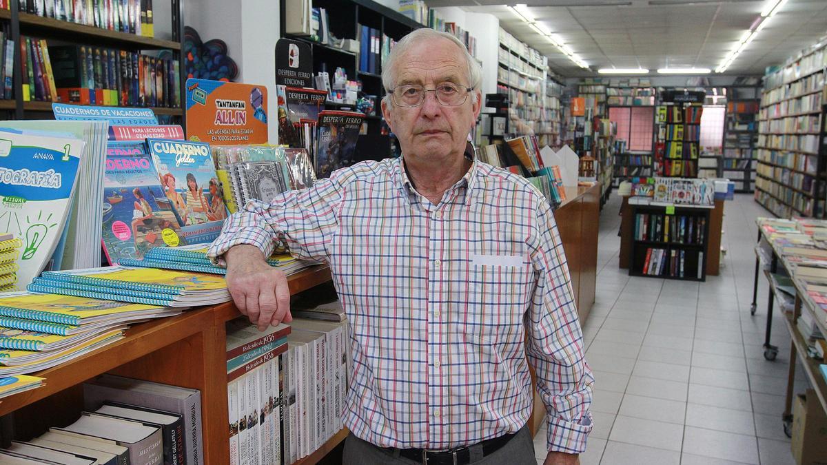 José Manuel Bugallo Pereira, Manolo, entre los libros de Tanco, donde ha pasado más de medio siglo.