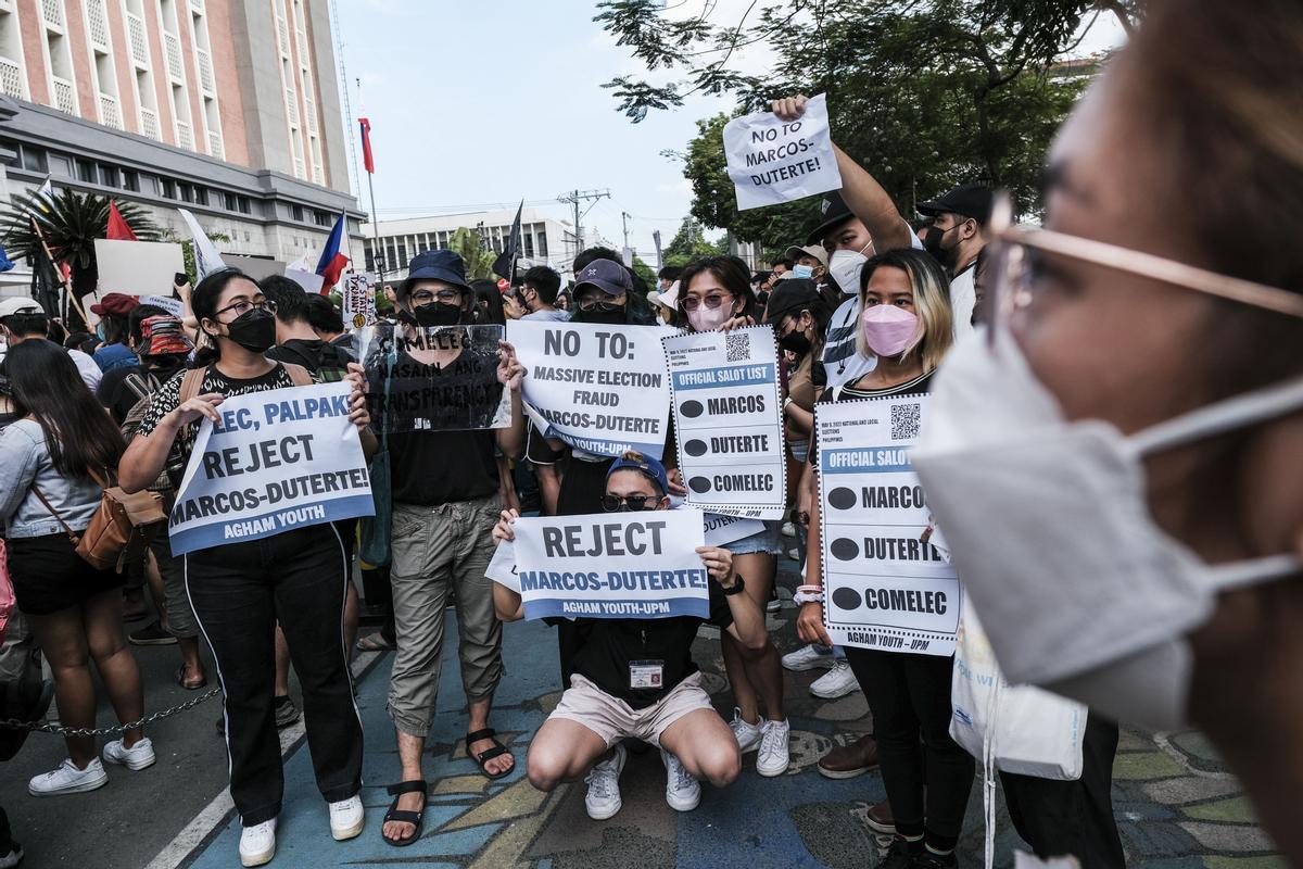 Decenas de manifestantes se concentran en el exterior de la oficina de la Comisión de las Elecciones en Manila, tras conocerse los primeros resultados electorales.