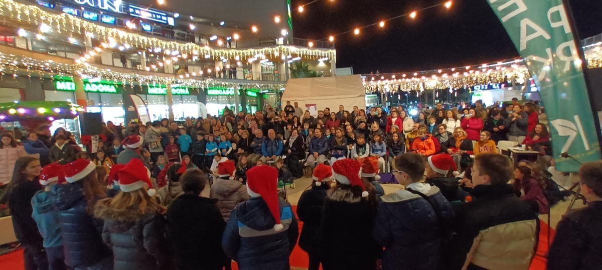 Los villancicos llenan de ambiente navideño la plaza de Estepark.