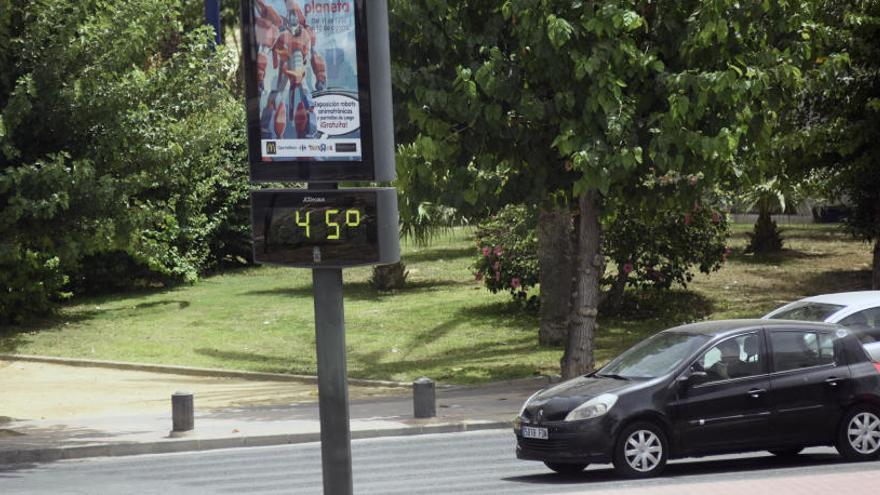 Termómetro disparado, fotografiado ayer en Plaza Castilla.