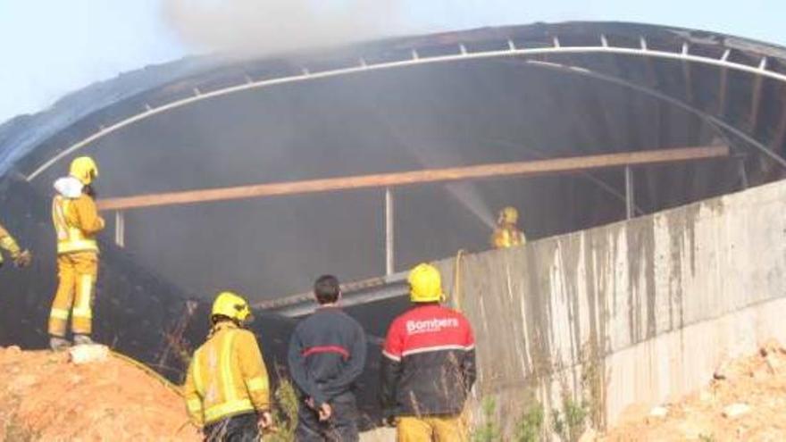 Aspecto del incendio que ha afectado al Balneario de Lodos, junto a la laguna salinera.