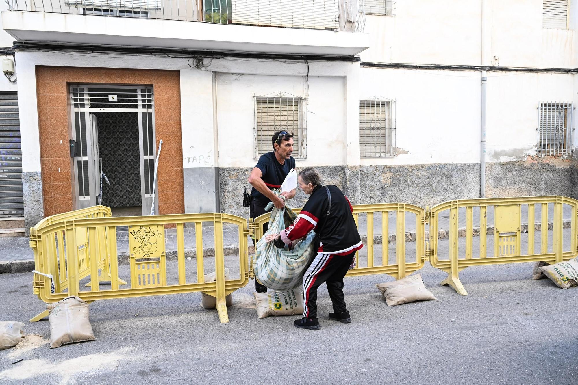 Así están sacando los bomberos las pertenencias de los vecinos desalojados de San Antón en Elche