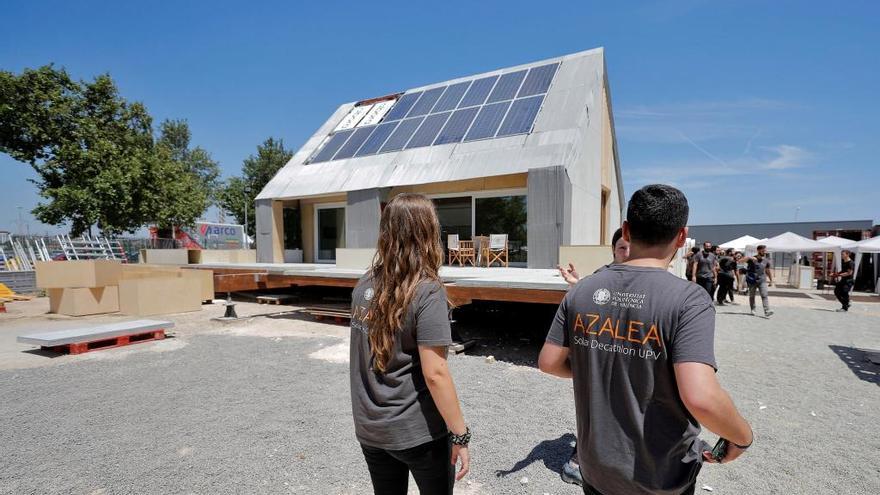 El tejado de la barraca incluye placas fotovoltaicas.