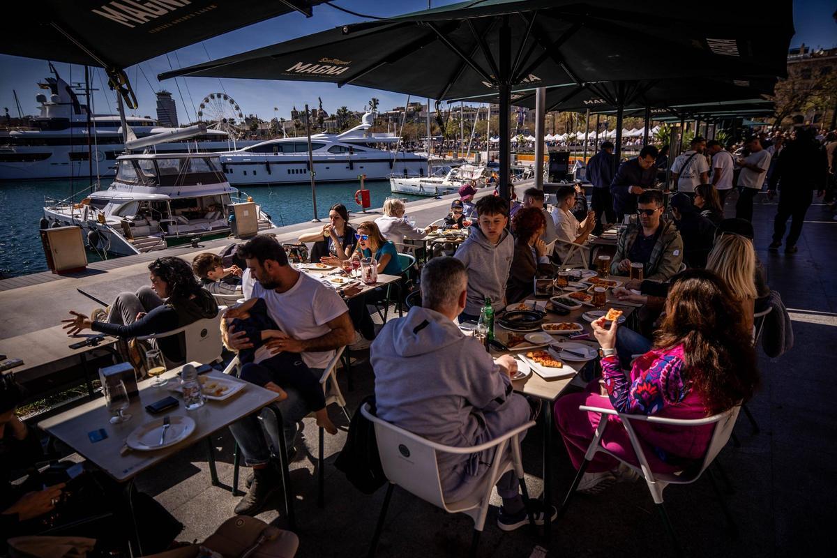 Ambiente de verano en las playas de Barcelona por Semana Santa