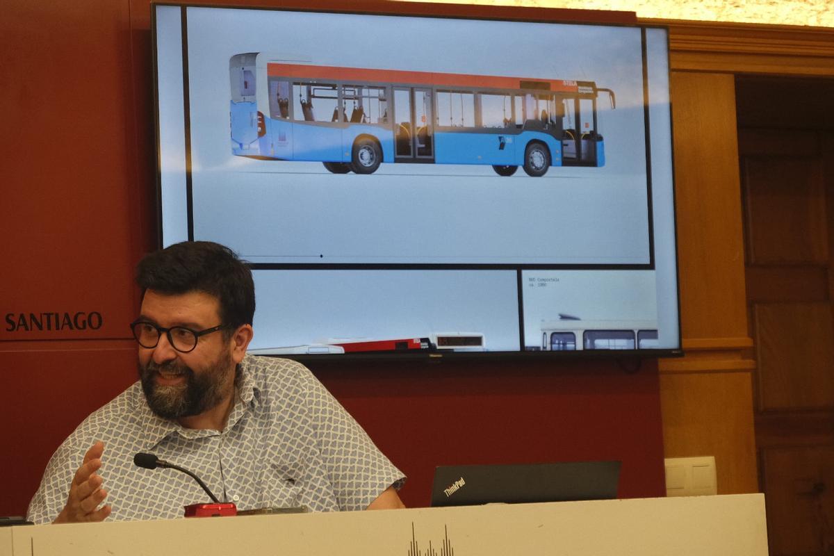 Suso Vázquez (Desescribir) na presentación da imaxe dos novos buses urbanos