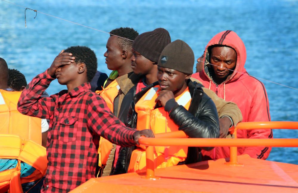 Llega una patera con medio centenar inmigrantes al puerto de Málaga