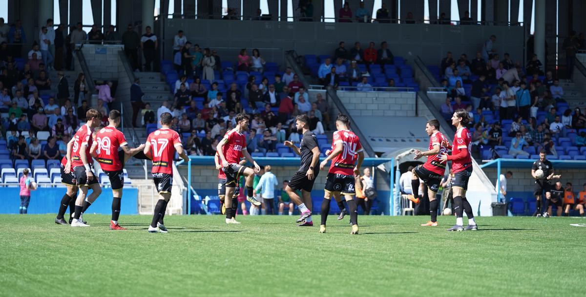 Los futbolistas del Atlético Espeleño calientan en el descanso del choque ante el Ciudad de Lucena.