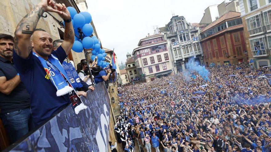 Cazorla saluda a la afición del Oviedo desde el balcón del Ayuntamiento tras el ascenso a Primera. | MIKI LÓPEZ