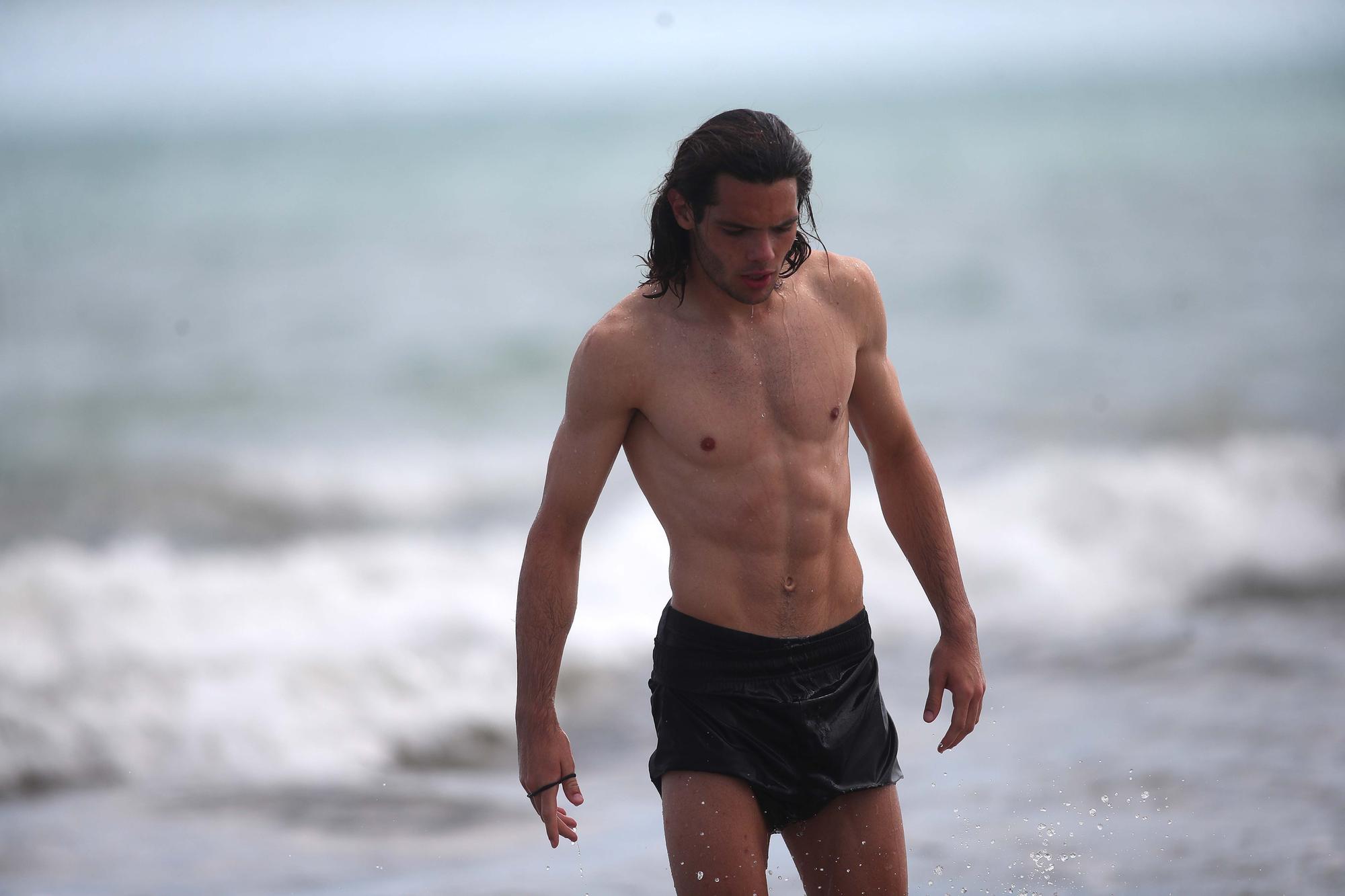 El Valencia CF se entrena en la playa