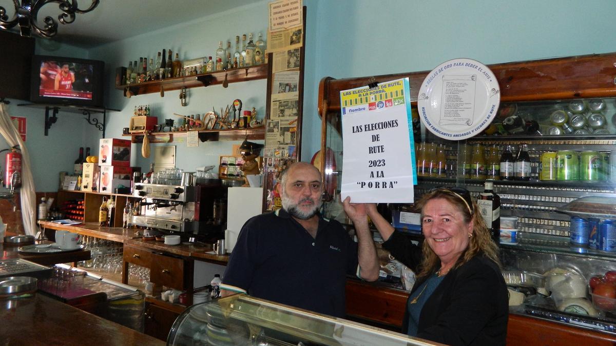 Antonio Sarmiento y María José Arenas, gerentes del bar Azalea, muestran el cartel con la porra.