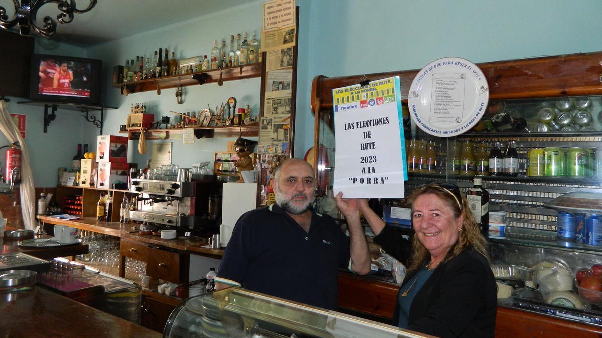 Antonio Sarmiento y María José Arenas, gerentes del bar Azalea, muestran el cartel con la porra.