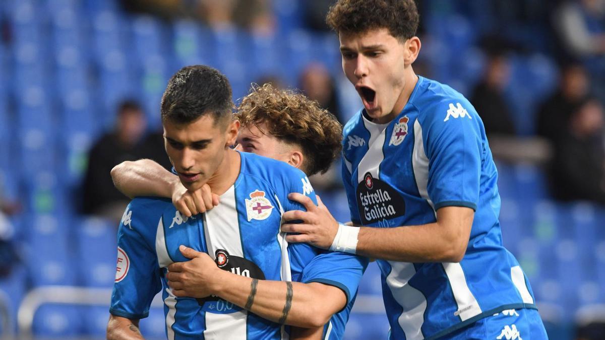 Villares, Soriano y Trilli celebran el primero de los goles del Deportivo ayer contra el Talavera. |  // CARLOS PARDELLAS
