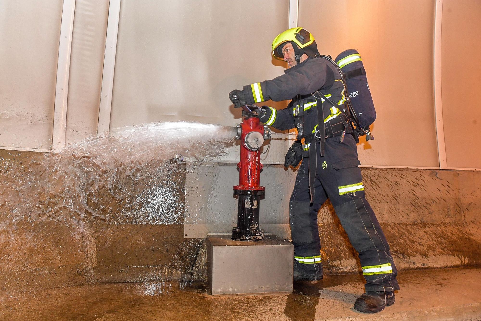 Simulacro de incendio de un vehículo en el interior del túnel de Mogán