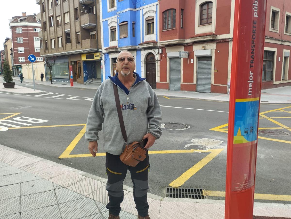 Julio César Díaz, en la parada de la plaza La Salve, en Sama.