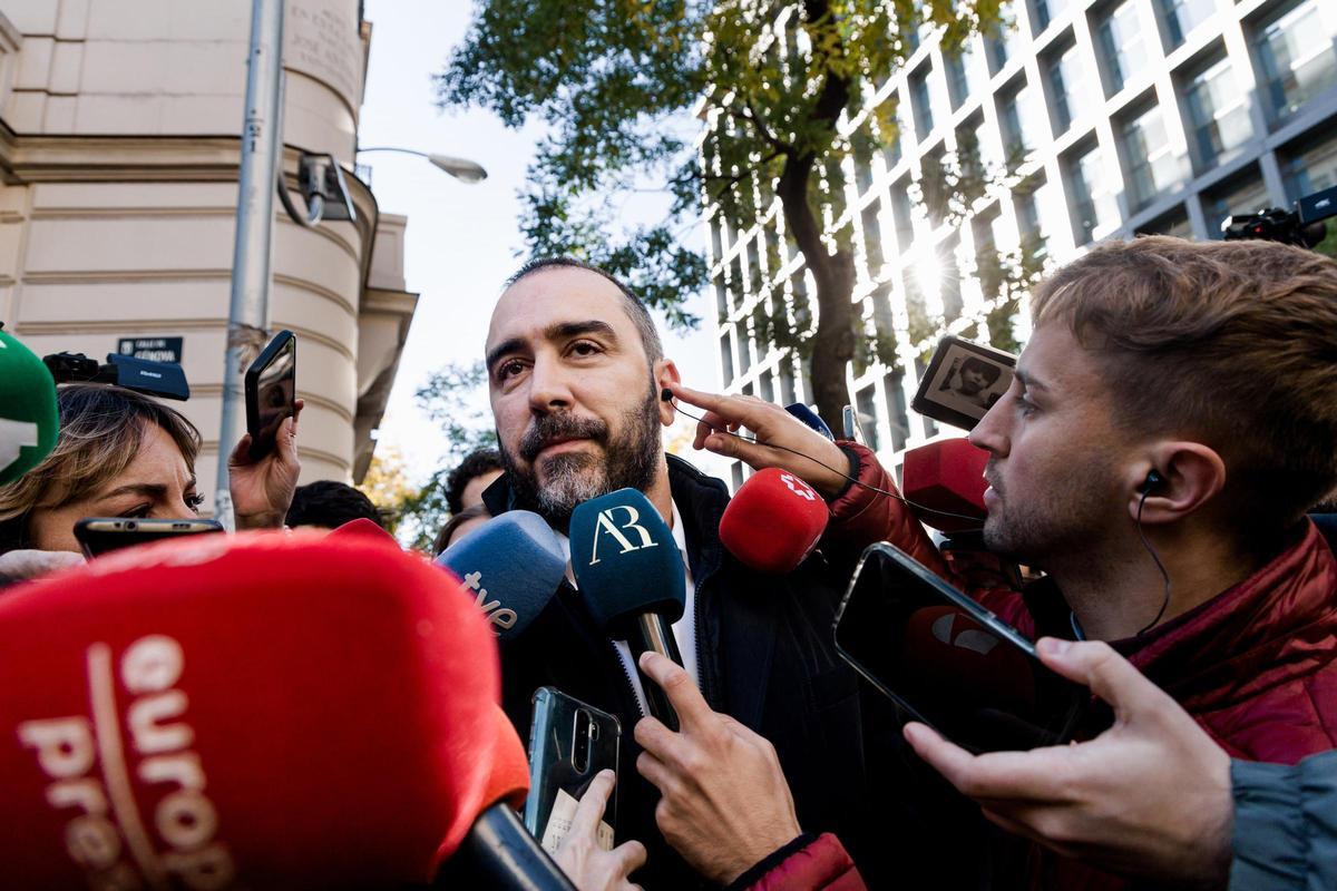 Archivo - El empresario Víctor de Aldama a su salida del interrogatorio del juez instructor del 'caso Koldo', en la Audiencia Nacional, a 27 de noviembre de 2025, en Madrid (España).