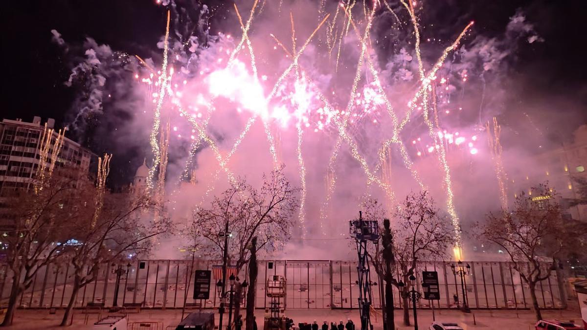 La pirotecnia vuelve a la plaza del Ayuntamiento