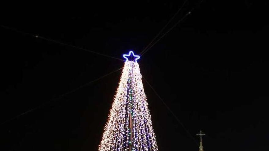 El árbol de Navidad de Lalín fue encendido el viernes. // Bernabé/Gutier