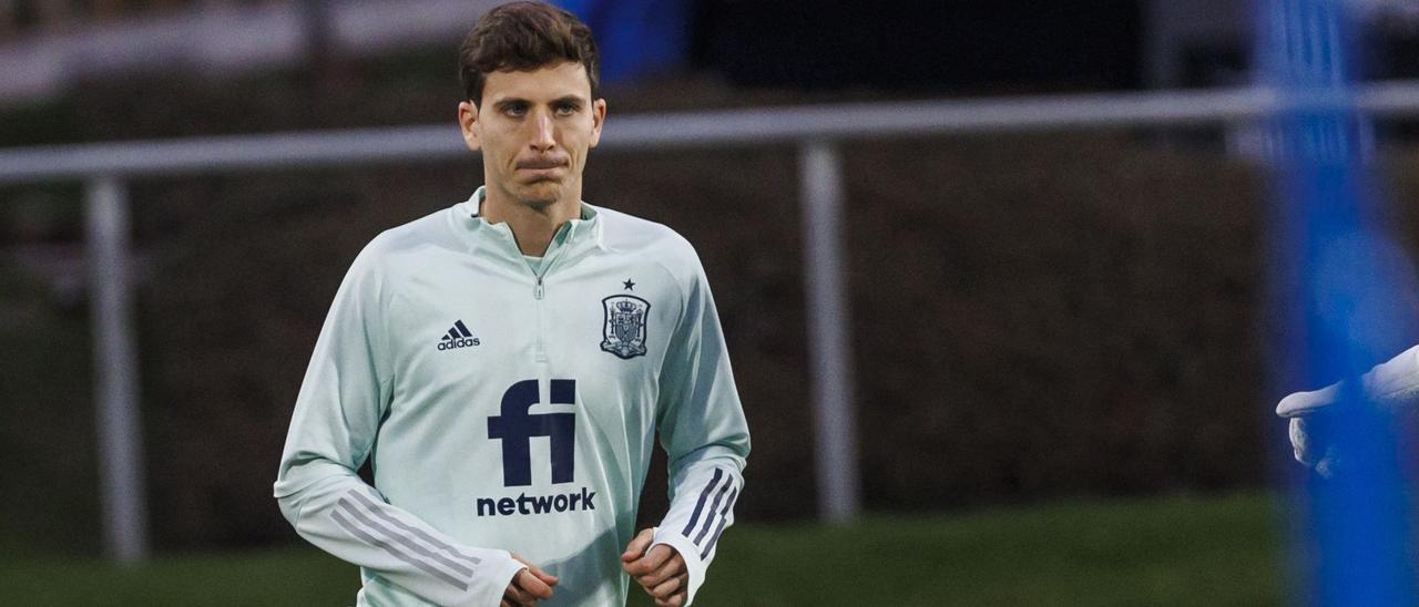 Pau Francisco Torres, jugador del Villarreal CF, durante un entrenamiento con la selección española.