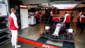 Mick Schumacher observa cómo los mecánicos trabajan en el Alfa Romeo.