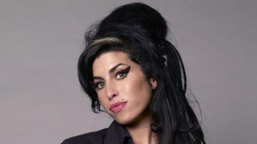 Dimite la juez forense del caso Amy Winehouse