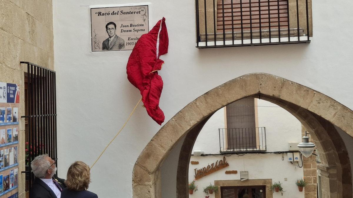 El nieto y la alcaldesa descubren la placa de cerámica