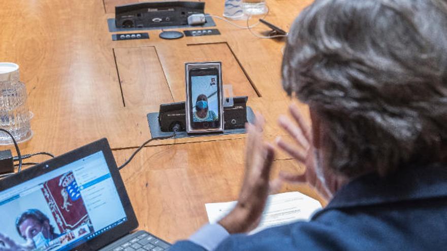 El presidente del Parlamento de Canarias, Gustavo Matos, en una reunión.