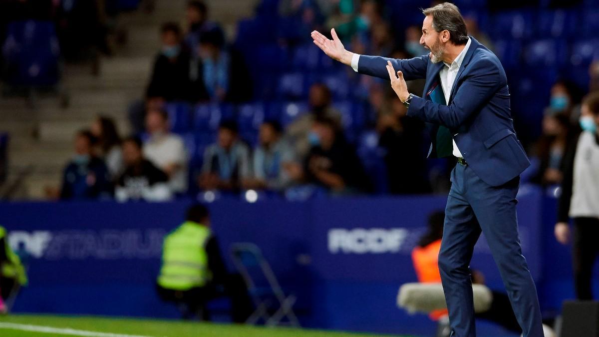 Vicente Moreno, dando instrucciones en el duelo ante el Athletic Club