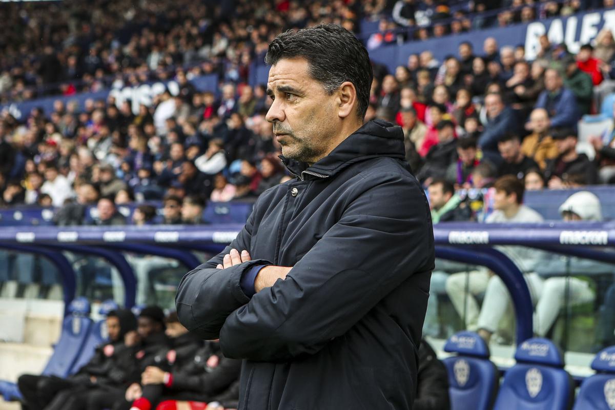 Míchel, rostro serio en el Ciutat de València