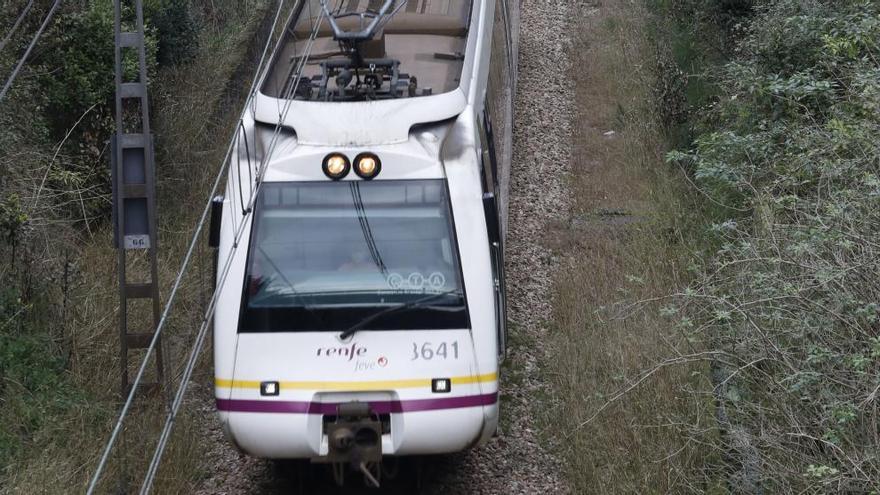 Una joven fallece al ser arrollada por un tren de FEVE