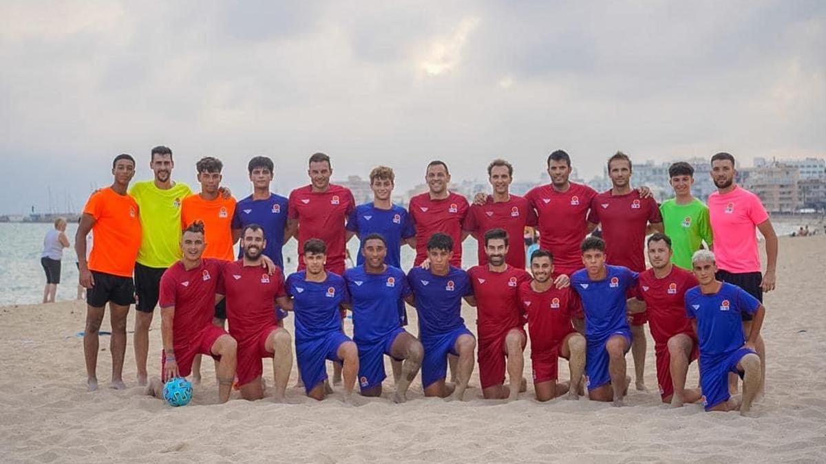 Las selecciones de fútbol playa absoluta y sub-19 en Can Pastilla.